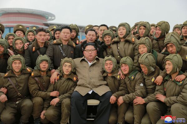Севернокорејски лидер је такође присуствовао проби јединица за маневар ваздухопловства и противракетне одбране и нагласио важност повећања оперативне војне готовости Северне Кореје. 

На фотографији: Ким са севернокорејским снајперистима. - Sputnik Србија