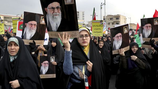 Иранке на провладином протесту у Техерану носе портрет верског лидера Али Хамнеија - Sputnik Србија