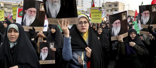 Иранке на провладином протесту у Техерану носе портрет верског лидера Али Хамнеија - Sputnik Србија