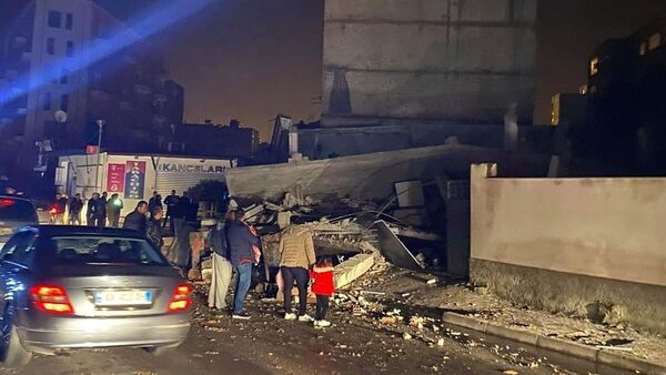 Људи испред оштећене зграде после земљотреса у Драчу - Sputnik Србија
