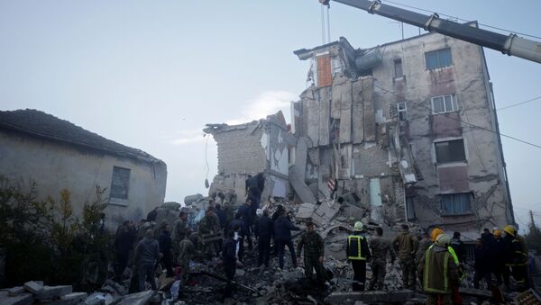 Spasioci na mestu srušene zgrade u Mestu Tumane u Albaniji posle razornog zemljotresa - Sputnik Srbija