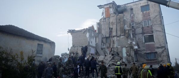 Спасиоци на месту срушене зграде у Месту Тумане у Албанији после разорног земљотреса Спасиоци на месту срушене зграде у Месту Тумане у Албанији после разорног земљотреса - Sputnik Србија