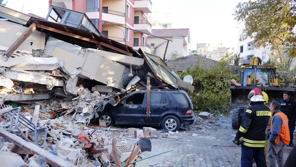 Ватрогасци стоје поред оштећене зграде након земљотреса магнитуде 6,4 у Драчу - Sputnik Србија