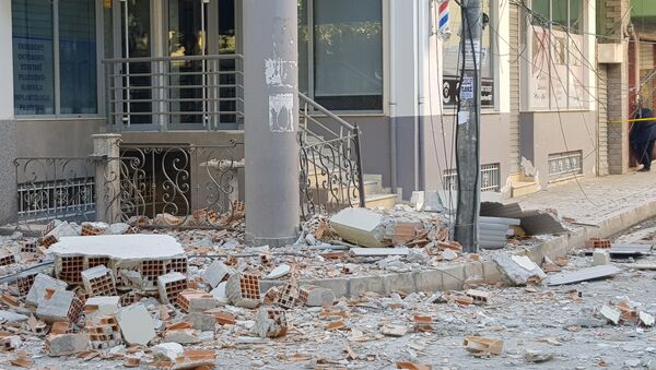 Oštećena zgrada u Draču u zemljotresu - Sputnik Srbija