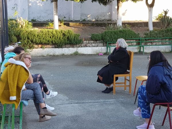 Reporter Sputnjika u Draču: Ljudi po parkovima, još ne smeju kući /foto/ - Sputnik Srbija