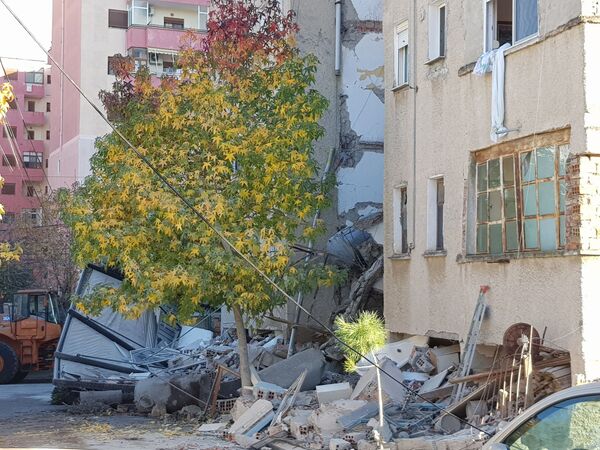 Reporter Sputnjika u Draču: Ljudi po parkovima, još ne smeju kući /foto/ - Sputnik Srbija