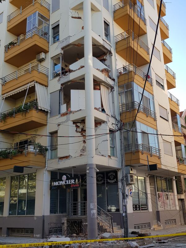 Reporter Sputnjika u Draču: Ljudi po parkovima, još ne smeju kući /foto/ - Sputnik Srbija