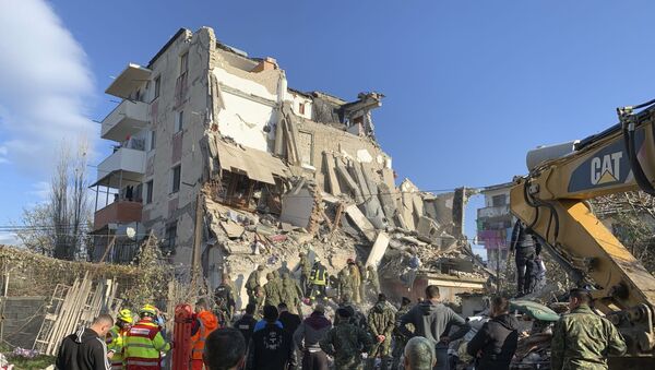 Najmanje 16 ljudi je poginulo, a više od 600 je povređeno u snažnom zemljotresu jačine 6,4 jedinice po Rihteru koji je jutros u 3.54 pogodio neposrednu okolinu albanskog grada Drača. - Sputnik Srbija