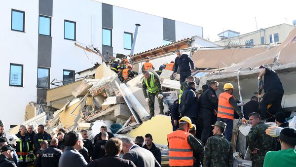 Спасиоци траже преживеле након рушења зграда у земљотресу који је погодио албански Драч - Sputnik Србија