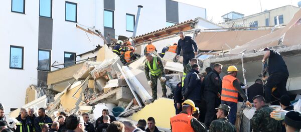 Спасиоци траже преживеле након рушења зграда у земљотресу који је погодио албански Драч Спасиоци траже преживеле након рушења зграда у земљотресу који је погодио албански Драч - Sputnik Србија
