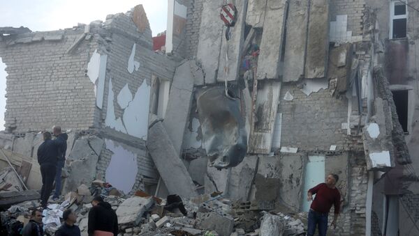 Zgrada uništena u potresu u gradu Tumane - Sputnik Srbija