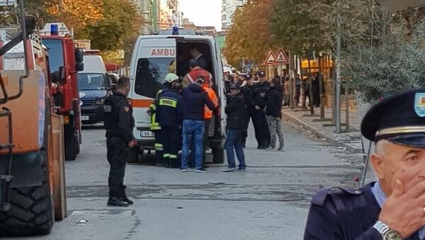 Амбулантна кола превозе повређене у земљотресу - Sputnik Србија