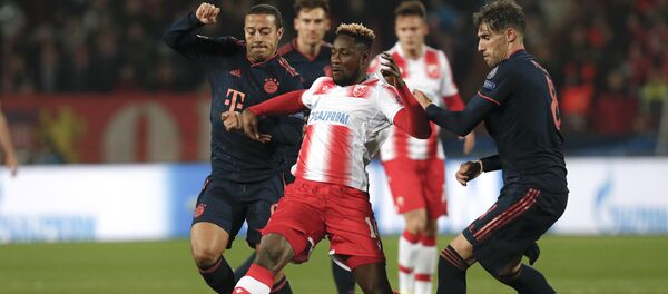 Ričmond Boaći okružen Bajernovim igračima Tiagom i Martinezom Ričmond Boaći okružen Bajernovim igračima Tiagom i Martinezom - Sputnik Srbija