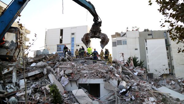 Spasioci traže preživele pod ruševinama zgrade srušene u zemljotresu u albanskom Draču - Sputnik Srbija
