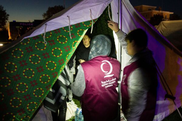 Дан после земљотреса: Људи ноћ провели у шаторима, у току потрага за преживелима - Sputnik Србија