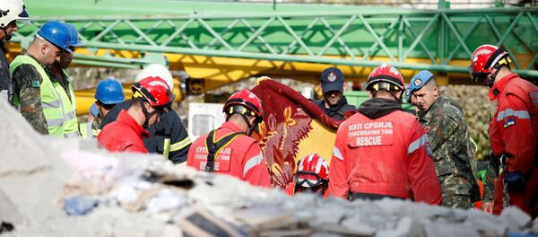 Заједно са тимовима из других земаља помажу у санацији штете Заједно са тимовима из других земаља помажу у санацији штете - Sputnik Србија
