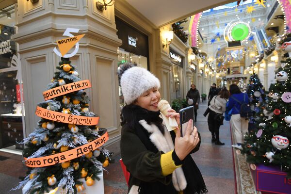 Дигитална Спутњикова јелка из срца Москве извештава на 33 језика Дигитална Спутњикова јелка из срца Москве извештава на 33 језика - Sputnik Србија