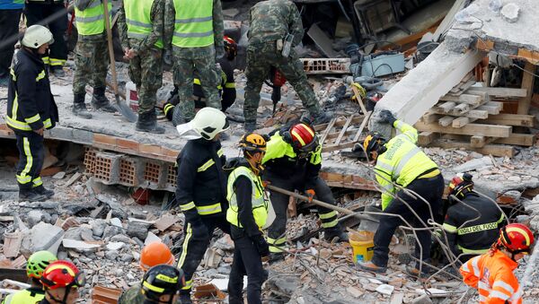 Spasioci traže preživele ispod ruševina zgrada nakon razornog zemljotresa koji je pogodio Albaniju - Sputnik Srbija