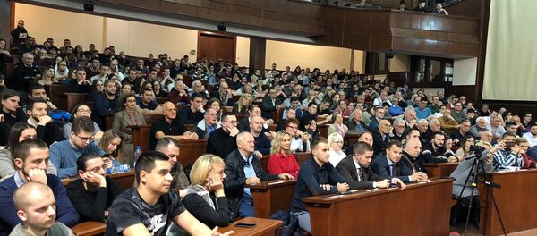 Неколико стотина студената, јавних личности и народних посланика, присуствовало је трибини Положај Срба у Црној Гори у највећем амфитеатру Правног факултета. - Sputnik Србија