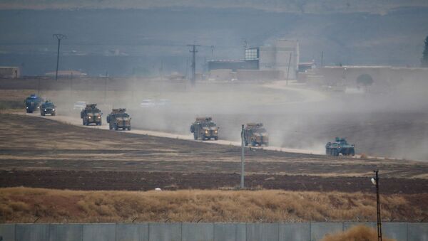 Ruska i turska vojna vozila tokom patrole na severoistoku Sirije - Sputnik Srbija