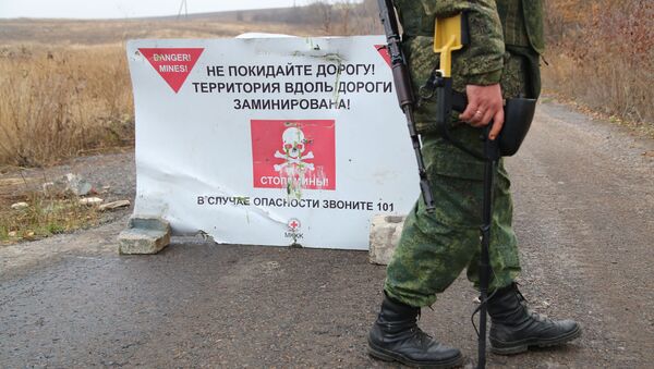 Deminer Narodne milicije Donjecke Narodne Republike (DNR) prolazi pored obeleženog minskog polja pre početka povlačenja snaga u Petrovskom - Sputnik Srbija