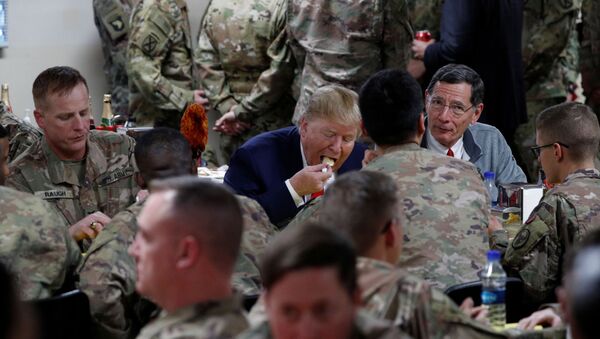 Predsednik SAD Donald Tramp sa američkim vojnicima na Dan zahvalnosti u Avganistanu - Sputnik Srbija