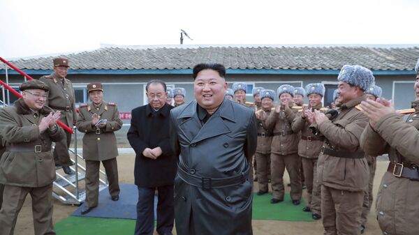 Severnokorejski lider Kim Džong Un nadgledao je uspešno testiranje super-velikog raketnog sistema sa višestrukim lansiranjem i izrazio veliko zadovoljstvo. - Sputnik Srbija