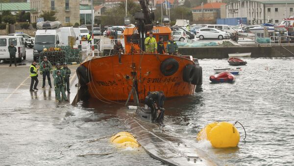Španska civilna garda vuče podmornicu u kojoj su tone kokaina - Sputnik Srbija