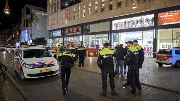 Policija ispred tržnog centra u Hagu gde se desio napad nožem. - Sputnik Srbija