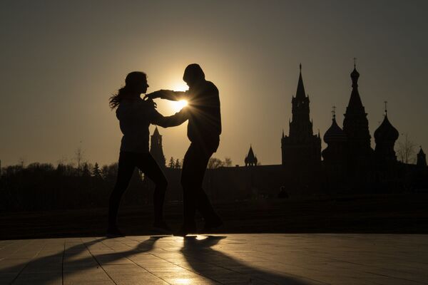 Narod pleše u parku Zarjadje u Moskvi. - Sputnik Srbija