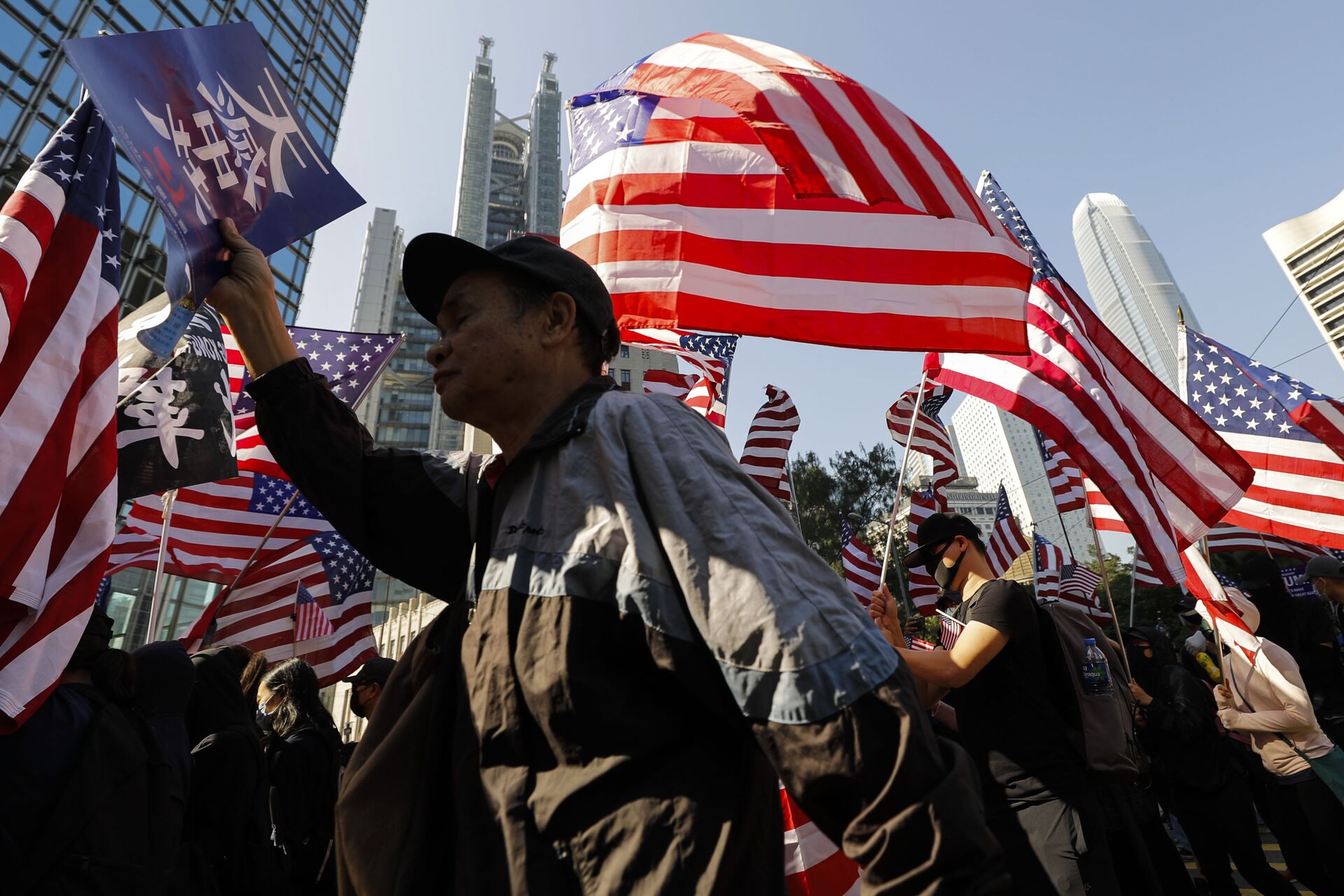 Демонстранти носе америчке заставе на протесту у Хонгконгу - Sputnik Србија, 1920, 18.03.2022
