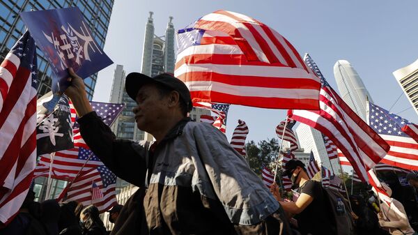 Демонстранти носе америчке заставе на протесту у Хонгконгу - Sputnik Србија