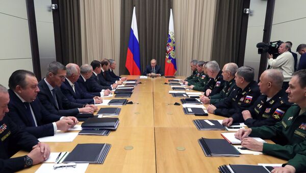 Путин на састанку са руководством Министарства одбране у Сочију  - Sputnik Србија