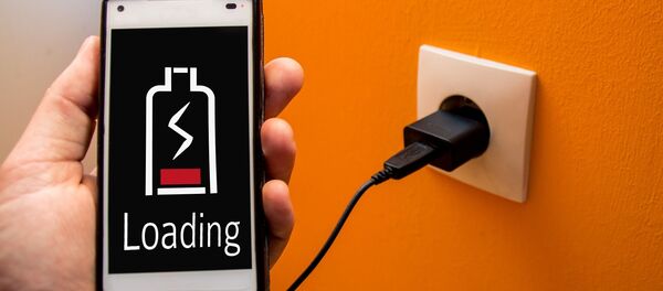 Punjenje mobilnog telefona - Sputnik Srbija