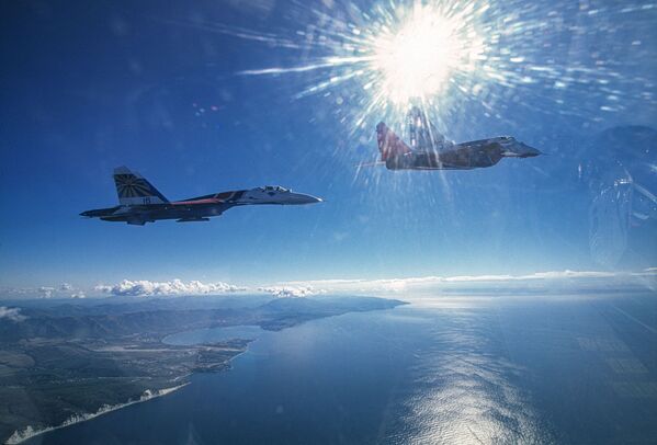 Avioni MiG-29 i Su-27 letačkih grupa Striži i Ruski vitezovi iznad Crnog mora - Sputnik Srbija