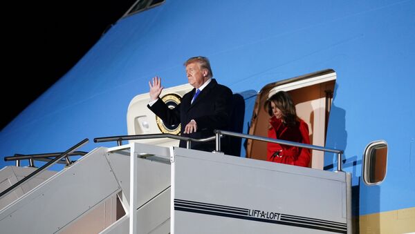 Predsednik SAD Donald Tramp sa suprugom Melanijom dolaze na samit NATO-a u Velikoj Britaniji - Sputnik Srbija