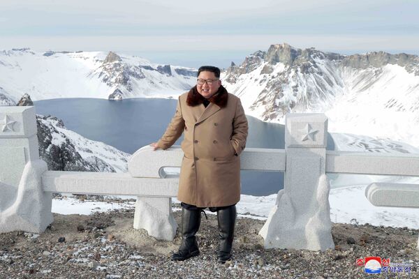 Foto-priča: Kim Džong Un na belom konju posetio „svetu planinu“ Foto-priča: Kim Džong Un na belom konju posetio „svetu planinu“ - Sputnik Srbija