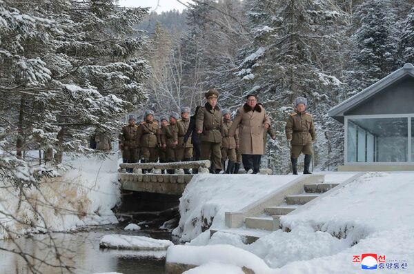 Foto-priča: Kim Džong Un na belom konju posetio „svetu planinu“ Foto-priča: Kim Džong Un na belom konju posetio „svetu planinu“ - Sputnik Srbija