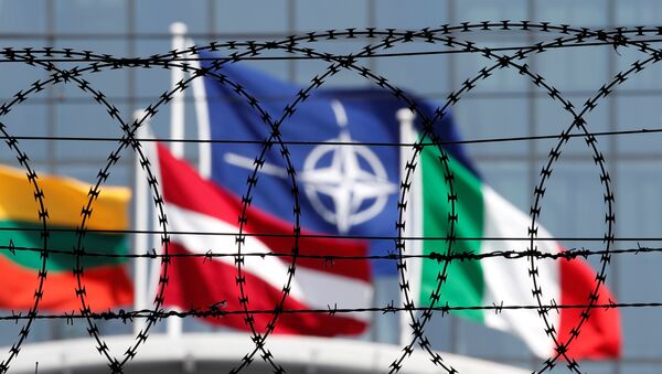 Заставе држава-чланица НАТО-а виде се иза бодљикаве жице постављене испред седишта НАТО-а у Бриселу - Sputnik Србија