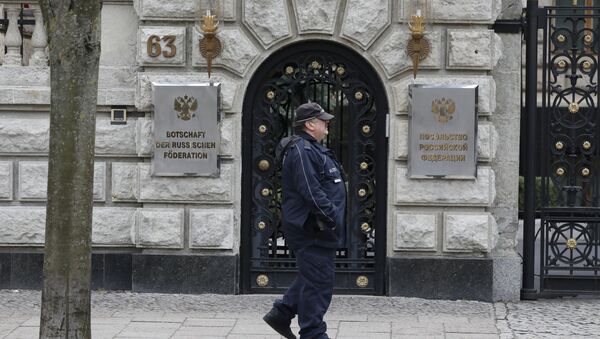 Полицајац испред амбасаде Русије у Берлину - Sputnik Србија