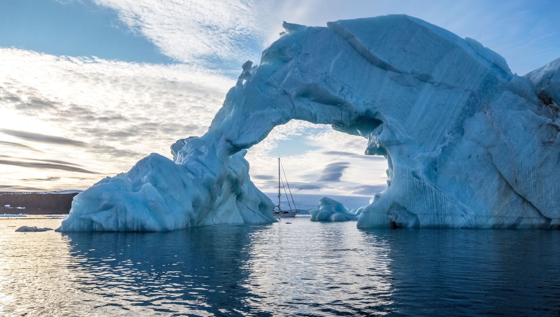 Ledeni breg i jahta Alter ego pored obale jednog od arktičkih ostrva arhipelaga Zemlje Franje Josifa - Sputnik Srbija, 1920, 17.03.2021