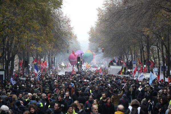 Francuska: Tokom razbijanja demonstracija povređena novinarka RT /video/ Francuska: Tokom razbijanja demonstracija povređena novinarka RT /video/ - Sputnik Srbija