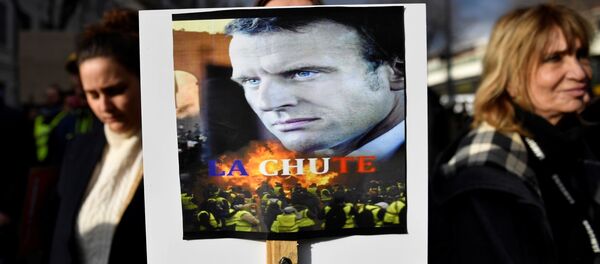 Демонстранти носе портрет Емануела Макрона са натписом Пад у Марсеју 5. децембра 2019.  - Sputnik Србија