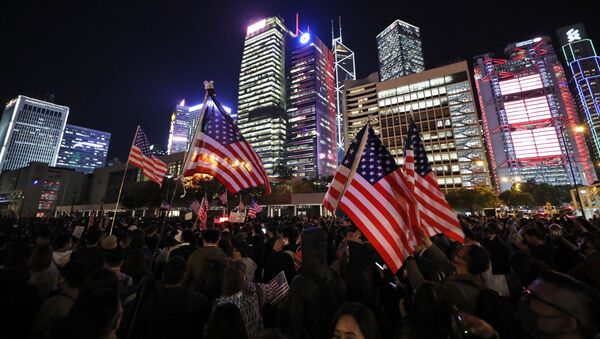 Demonstranti nose američke zastave na protestima u Hongkonu - Sputnik Srbija