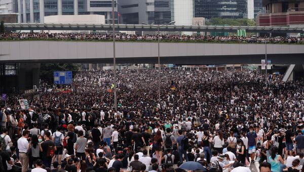 Многотысячная акция протеста жителей Гонконга против поправок к закону об экстрадиции - Sputnik Србија