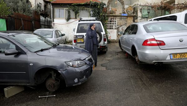 Vandali su isekli gume na više od 160 vozila i sprejom ispisali slogane u palestinskim naseljima u istočnom delu Jerusalima - Sputnik Srbija