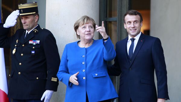 Немачка канцеларка Ангела Меркел и председник Француске Емануел Макрон пре самита нормандијске четворке у Паризу - Sputnik Србија