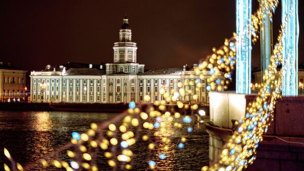 Pogled na zgradu Kunstkamere sa Palasovog mosta u Sankt Peterburgu. - Sputnik Srbija