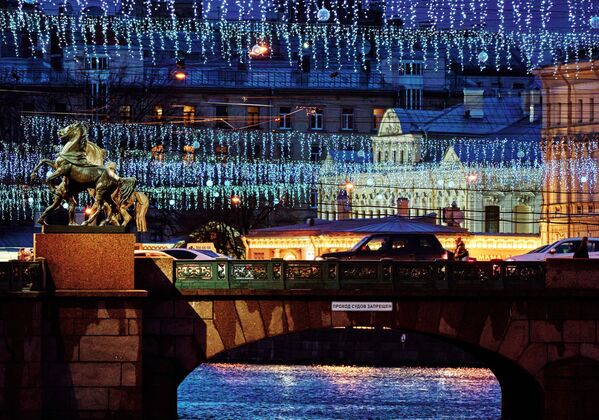 Новогодишња расвета моста Аничков у Санкт Петербургу. - Sputnik Србија