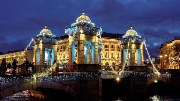Новогодняя подсветка моста Ломоносова в Санкт-Петербурге - Sputnik Србија